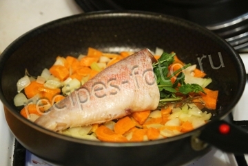 Морской окунь на сковороде тушеный с овощами