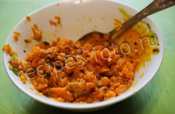 Морской окунь на сковороде тушеный с овощами