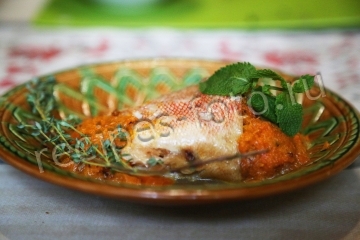Морской окунь на сковороде тушеный с овощами