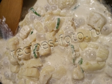 Ньокки в сливочном соусе с грибами и овощами в горшочках
