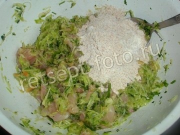 Низкокалорийные оладьи из кабачка и курицы