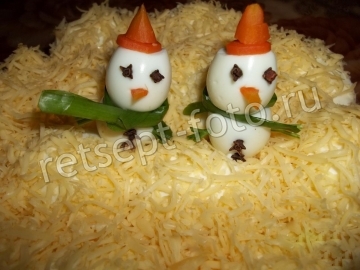 Новогодний салат "Снеговики" с копченой курицей