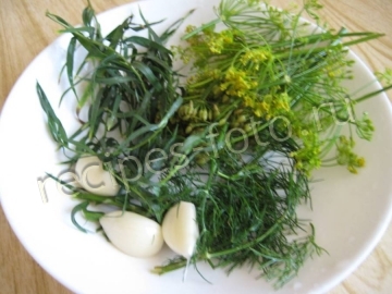 Огурцы малосольные с чесноком и укропом