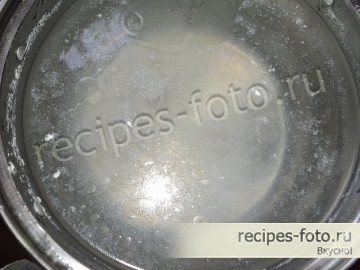 Окрошка с курицей на бульоне и сметане