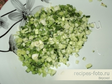 Окрошка с курицей на бульоне и сметане