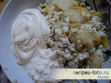 Окрошка с курицей на бульоне и сметане