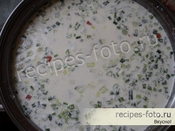 Окрошка с курицей на бульоне и сметане