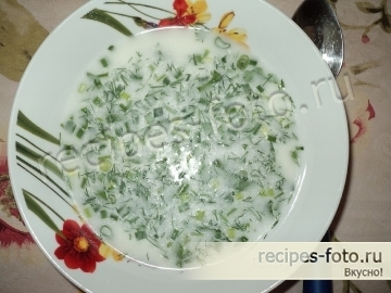 Окрошка с курицей на бульоне и сметане