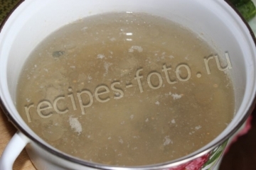 Окрошка на майонезе с колбасой и курицей