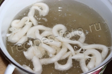 Окрошка на майонезе с колбасой и курицей