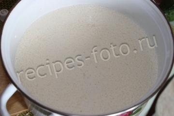 Окрошка на майонезе с колбасой и курицей