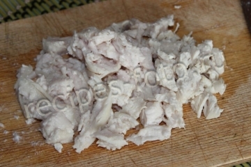 Окрошка на майонезе с колбасой и курицей