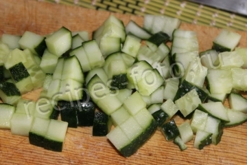 Окрошка на майонезе с колбасой и курицей