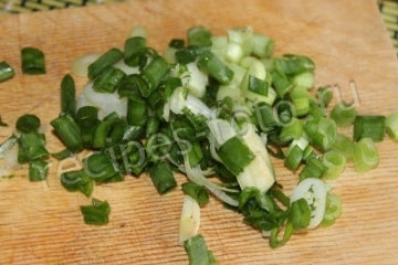 Окрошка на майонезе с колбасой и курицей
