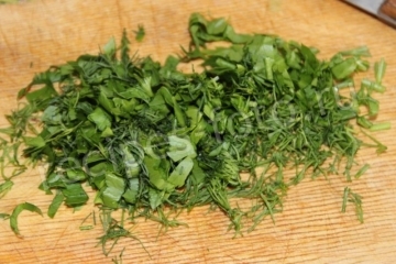 Окрошка на майонезе с колбасой и курицей