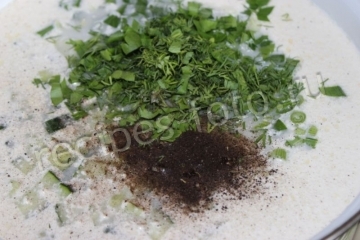 Окрошка на майонезе с колбасой и курицей