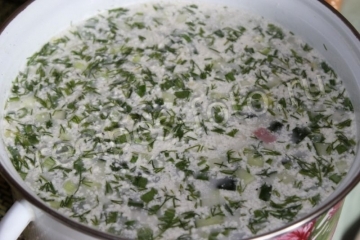 Окрошка на майонезе с колбасой и курицей