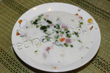 Окрошка на майонезе с колбасой и курицей