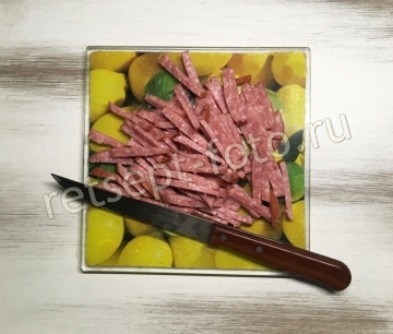 Окрошка с колбасой и помидорами на квасе без сметаны