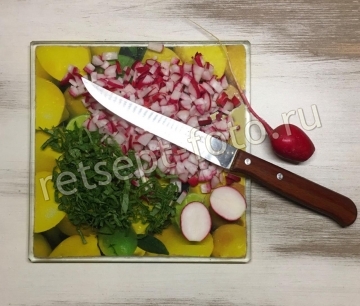 Окрошка с колбасой и помидорами на квасе без сметаны