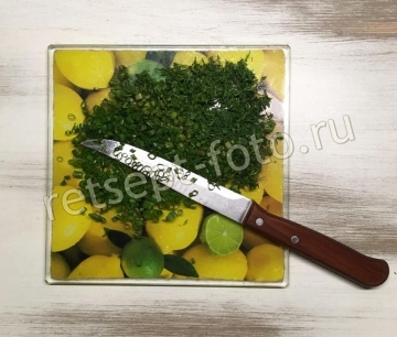 Окрошка с колбасой и помидорами на квасе без сметаны