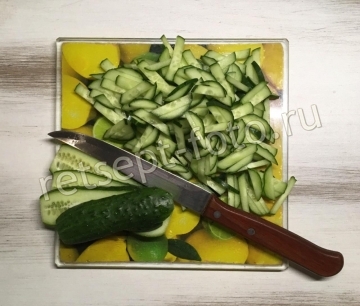 Окрошка с колбасой и помидорами на квасе без сметаны