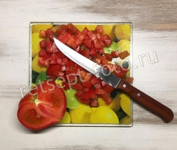 Окрошка с колбасой и помидорами на квасе без сметаны