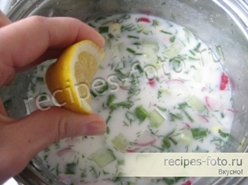 Окрошка с колбасой и редисом на сметане и воде