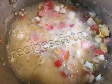 Окрошка с помидорами и чесноком