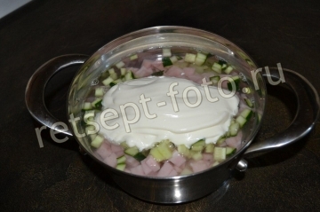 Окрошка с ветчиной и сметаной