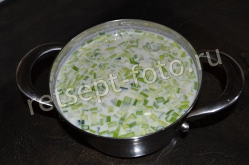 Окрошка с ветчиной и сметаной
