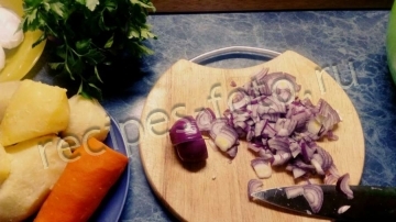 Оливье с говядиной и колбасой