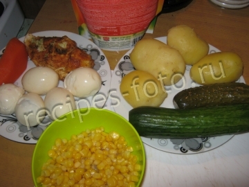 Оливье с кукурузой и курицей