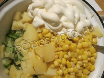 Оливье с кукурузой и курицей