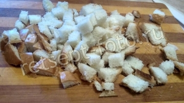 Омлет с хлебом, колбасой и помидорами в духовке