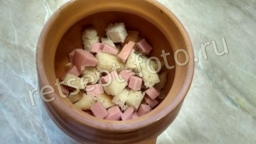 Омлет с хлебом, колбасой и помидорами в духовке