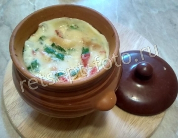 Омлет с хлебом, колбасой и помидорами в духовке