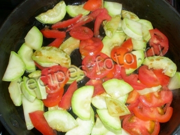 Омлет с колбасой и овощами на сковороде