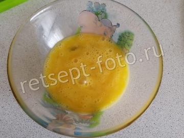 Омлет с колбасой и сыром в мультипекаре