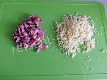 Омлет с колбасой и сыром в мультипекаре