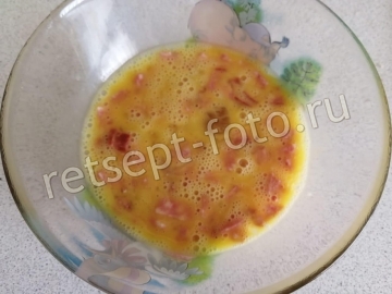 Омлет с колбасой и сыром в мультипекаре