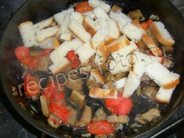 Омлет с сыром и овощами на сковороде