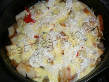 Омлет с сыром и овощами на сковороде