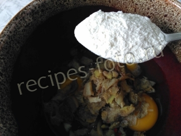 Омлет с сыром, помидорами и грибами на сковороде