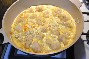 Омлет с цветной капустой и морковью на сковороде