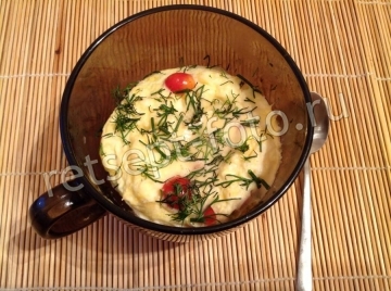 Омлет в микроволновке в кружке с помидорами и сыром