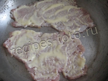 Отбивные из свинины с грибами и сыром в духовке