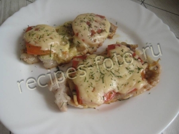 Отбивные из свинины с грибами, сыром и помидорами на сковороде