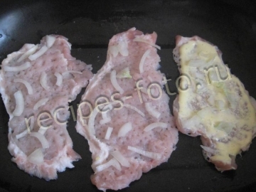 Отбивные из свинины с сыром, грибами и помидорами в духовке