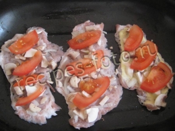 Отбивные из свинины с сыром, грибами и помидорами в духовке